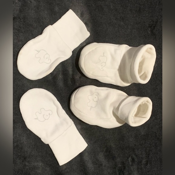 62. Newborn Mitt and Bootie Set - Picture 1 of 2
